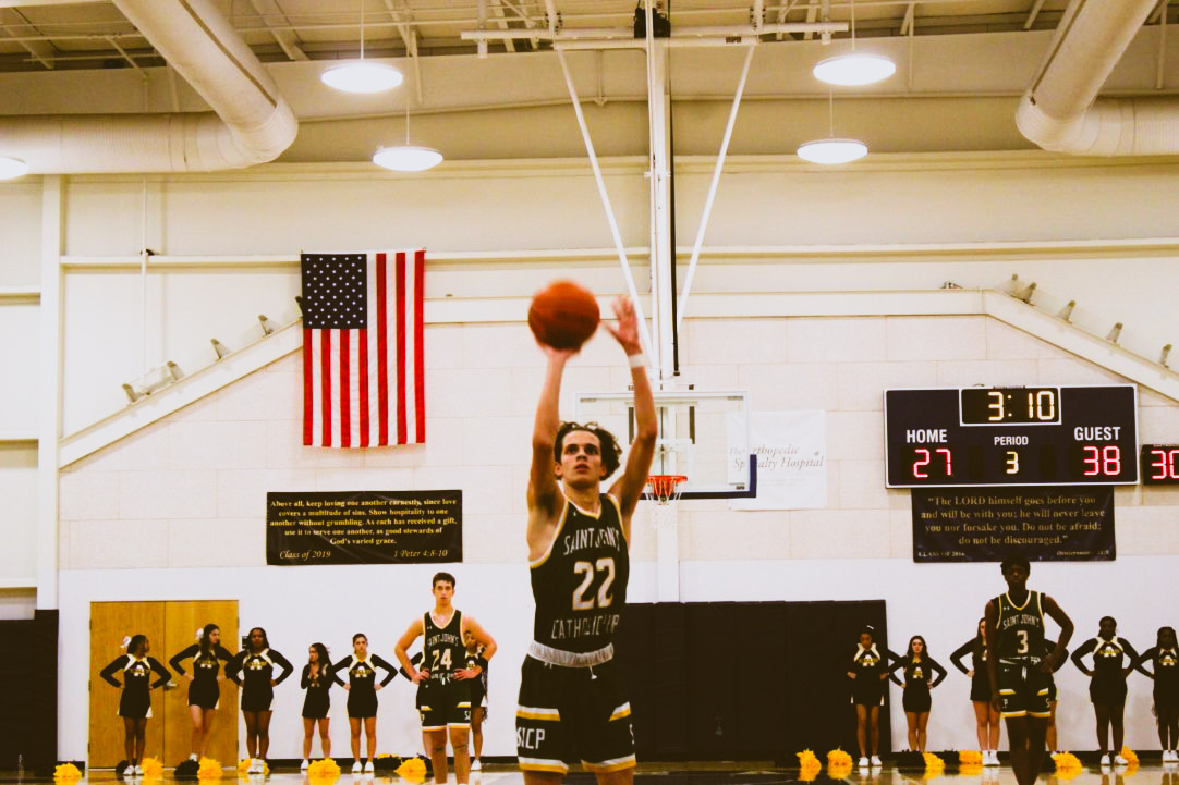 MeetMeOnDaBench's tweet photo. 2024 6'4 G Ayden Hurley will be playing in the Hershey Jump Off presented by @marqueehoops this week!
📈 Since June season. 

Plays with pace⏩
Three Level scoring 🎯
Can create from self and others off bounce. Rebounds at a high clip. @EliteHSscouting https://t.co/8HkJyKnBlI