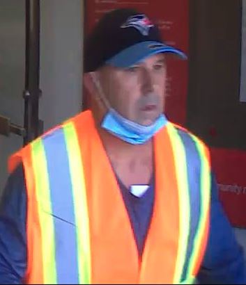 Recognize this suspect? #NottyOPP are currently investigating an armed robbery at a local financial institution in <a href="/Alliston/">Ruben Alliston</a> <a href="/NewTecumseth/">New Tecumseth</a> at approximately 1:35pm this afternoon. If you have information please call #OPP at 1-888-310-1122 or <a href="/CrimeSDM/">Crime Stoppers SDM</a> at 1-800-222-TIPS (8477)^kv