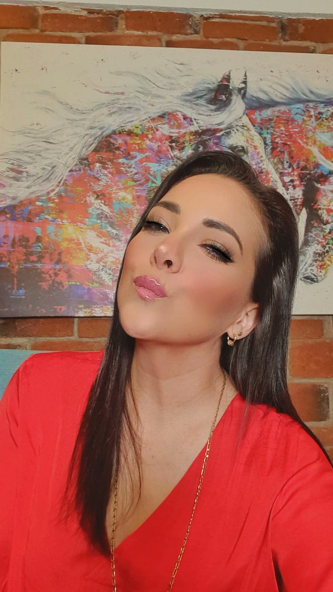 VeroDeIta's tweet photo. Un beso de Martes! https://t.co/t7PTsO4m2R