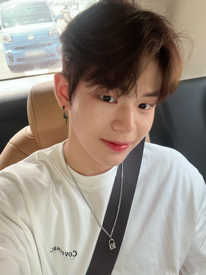 wakeone_trainee's tweet photo. 어제 비가 정말 정말 많이 왔는데 이제 진짜 여름이 찾아왔나 봐요!!😅
저는 어제 신발이 다 젖었는데 여러분은 괜찮으셨나요?🥺
언제 또 비가 올지 모르니 우산 꼭 챙기기!!
이번 주도 힘내요!😘

#문정현 #MUNJUNGHYUN https://t.co/BDB2aTlSkk