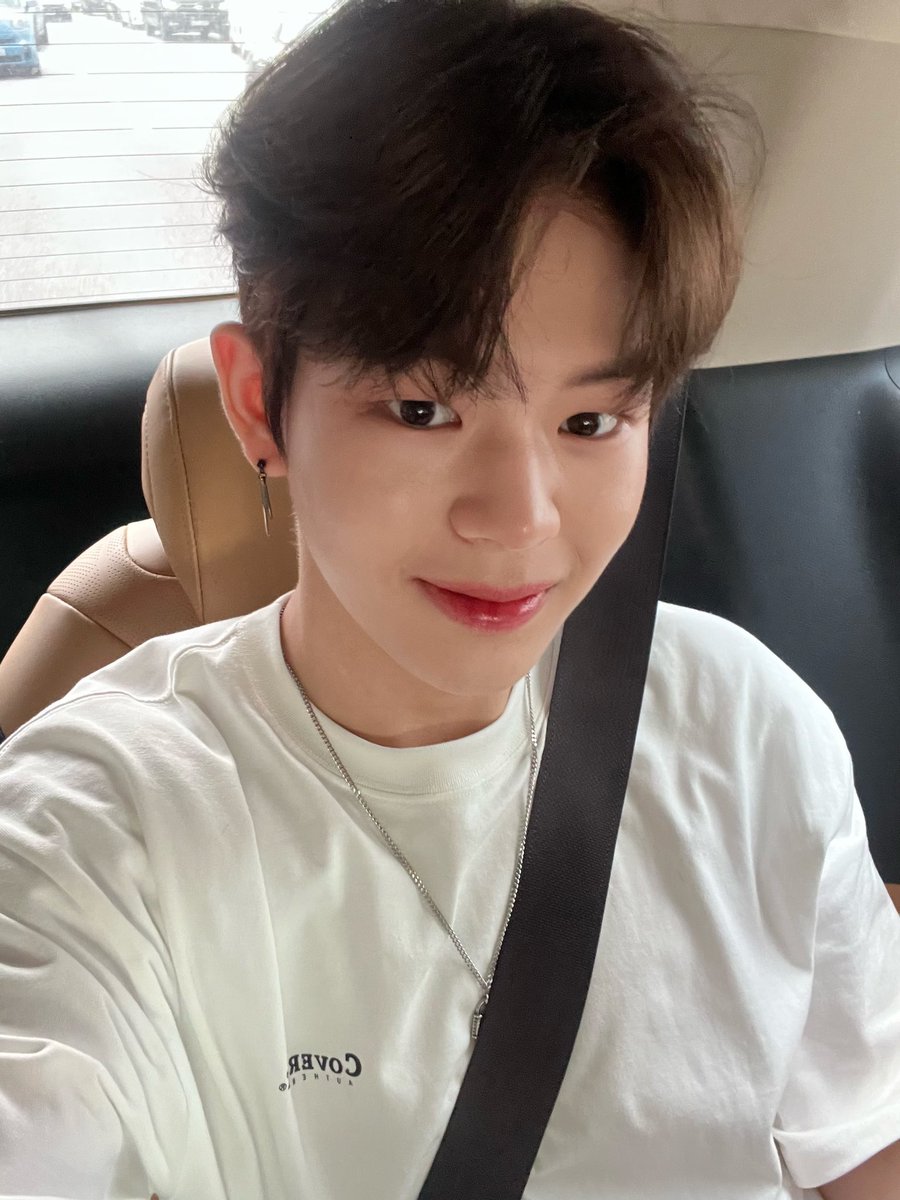 wakeone_trainee's tweet photo. 어제 비가 정말 정말 많이 왔는데 이제 진짜 여름이 찾아왔나 봐요!!😅
저는 어제 신발이 다 젖었는데 여러분은 괜찮으셨나요?🥺
언제 또 비가 올지 모르니 우산 꼭 챙기기!!
이번 주도 힘내요!😘

#문정현 #MUNJUNGHYUN https://t.co/BDB2aTlSkk