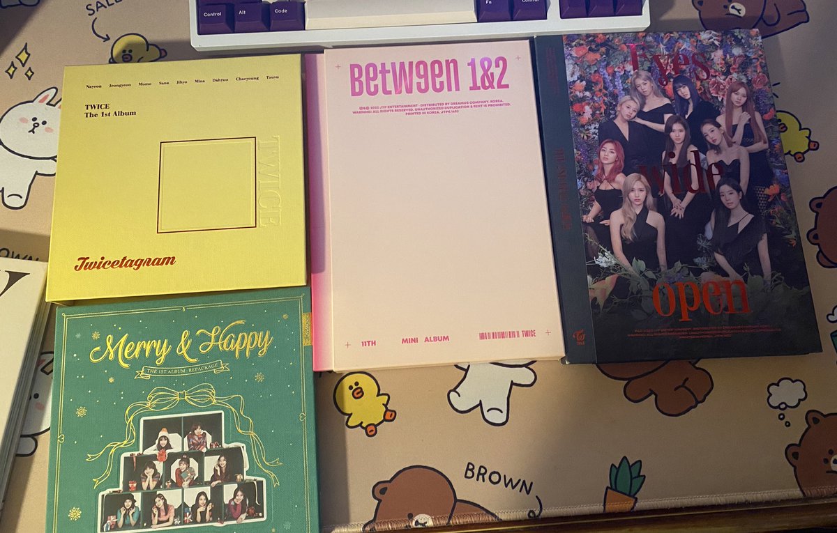 halcyontzuyu's tweet photo. TWICE METLIFE STADIUM FREEBIES🔥 PT. 2 

have a ton of spare official albums that i will be giving away! i will update my location when i go for soundcheck!

#TWICE_5th_WORLD_TOUR 
#READYTOBE_WORLD_TOUR 
#TWICEinNJ https://t.co/xffIHApaJZ