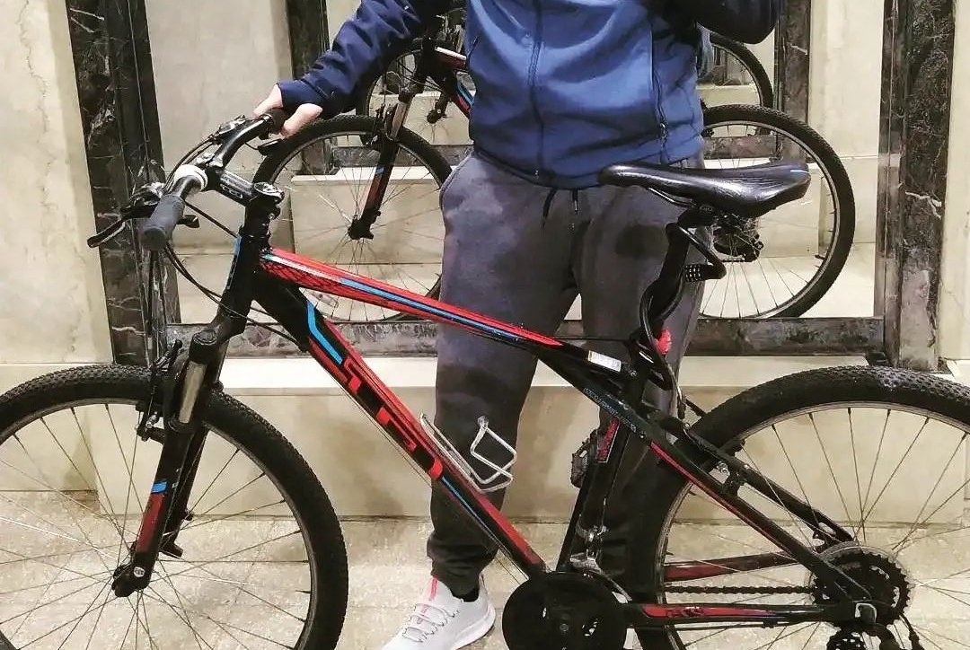 Manchaaana's tweet photo. Gente, me robaron la bici, en el centro.  Por si aparece alguno vendiendo una igual a esta de dudosa procedencia. Un RT ayuda, gracias. https://t.co/9eytmRVTmD