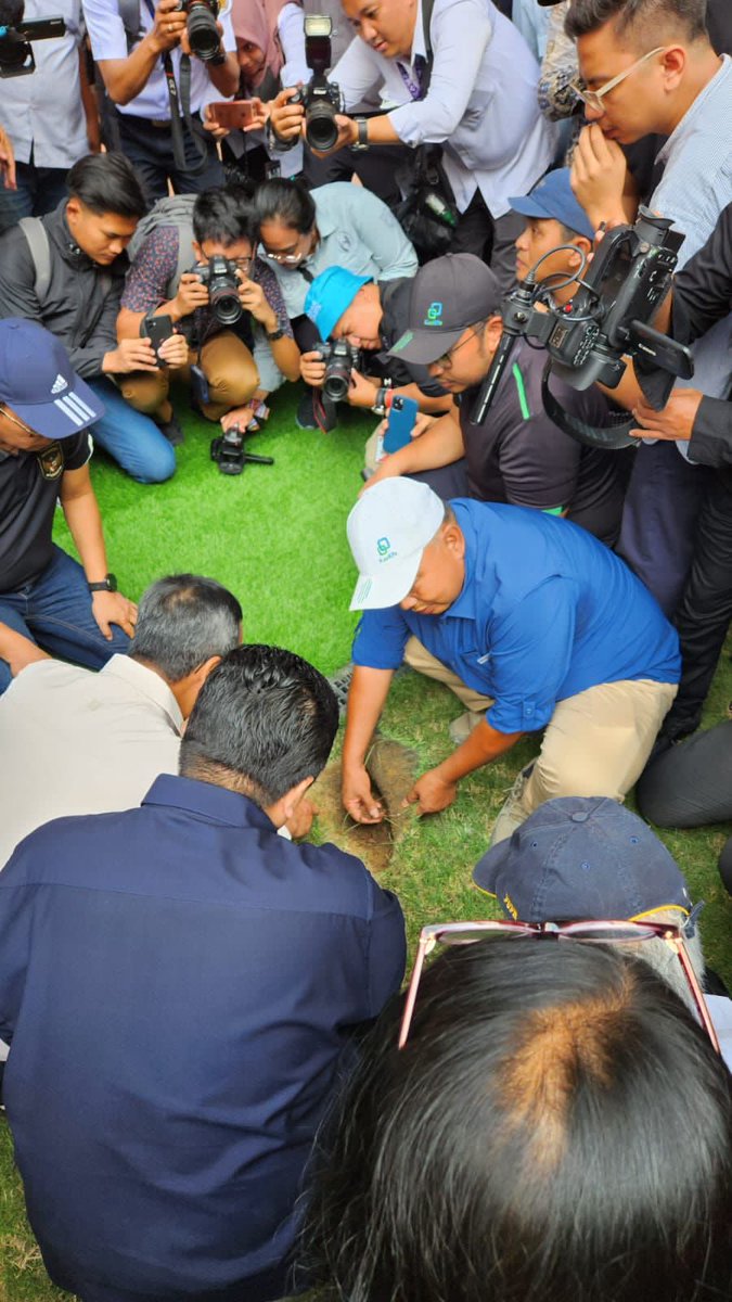 awemany's tweet photo. Kok ngga ada malunya ya? Dengan mata telanjang aja kita bisa lihat rumput (lapangan pertandingan) yg diinjak para wartawan, beda dengan rumput (pinggir lapangan) yg sedang diperiksa. Dia kira satu Indonesia goblog semua? https://t.co/cCxgtBJkPK
