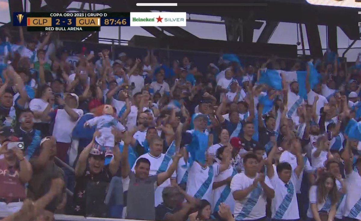 fernandopalomo's tweet photo. Hagen hace historia. @goldcup Guatemala🇬🇹 a cuartos de final remontando un partido memorable en Harrison, Guatemala (porque eso no parecía New Jersey). https://t.co/aNkHzZNo5o