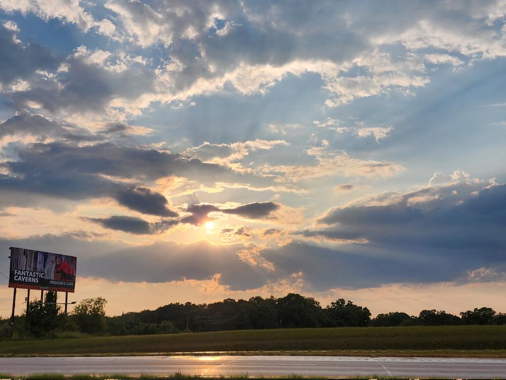TobyHarmon32's tweet photo. Beautiful! On the way to Louisville
#JulyLive
#Sunset
#TheHeavensDeclare https://t.co/Gv1jWTLMVY