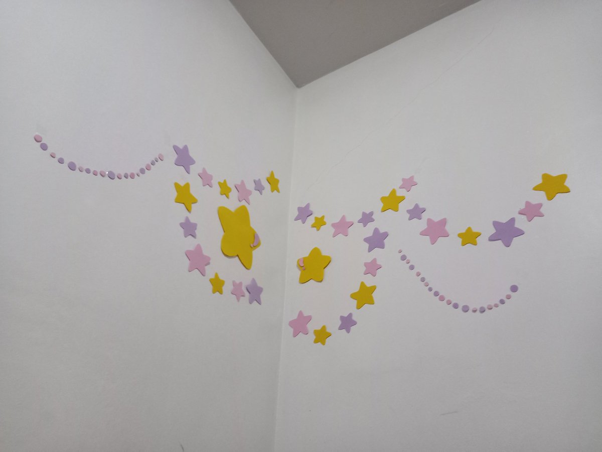 study4ive's tweet image. tá assim por enquanto! eu tinha bem pouco e.v.a rosa e lilás, porque usei pra outras coisas, então eu fiz o que conseguia! e sinceramente? acho que ficou bem mais legal do que como ficariam no teto do quarto! &amp;lt;3