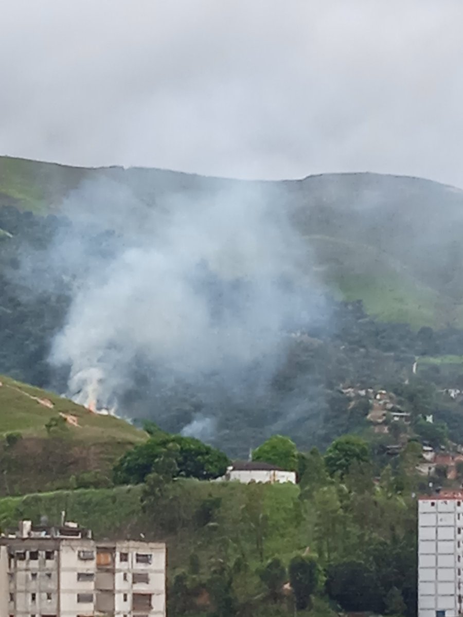 caricuaoenfoto's tweet photo. No creo que esto sea un incendio espontáneo, ¿Hasta cuando el barrio va a seguir acabando con el parque? #Caricuao @GNB_Pueblo @InparquesVzla @ZooCaricuao https://t.co/YvhvBdRIPD
