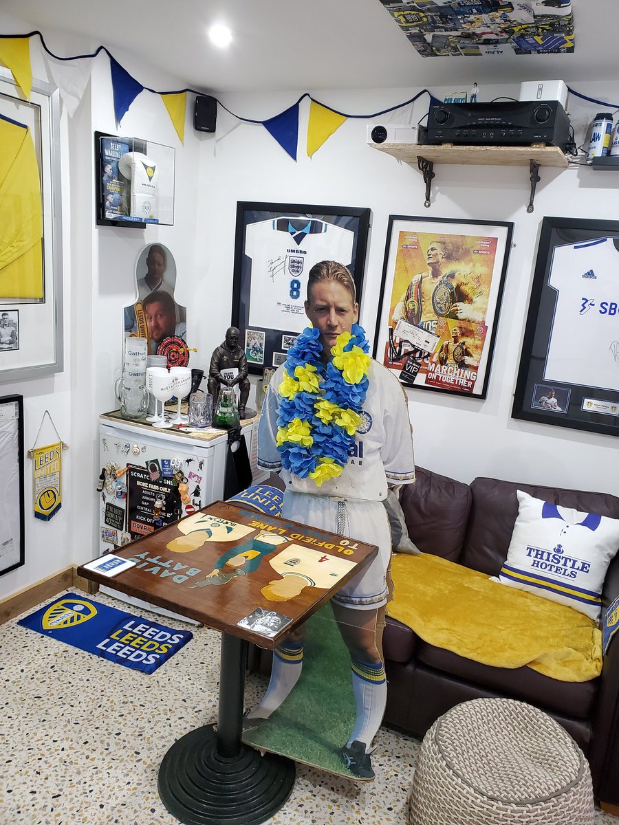 sneckertheidiot's tweet photo. Batty loves his own personalized table top effort @shaunhendry123 👏👌 ps survived storage phew!! #DavidBatty #lufc https://t.co/Oukkx98oEF