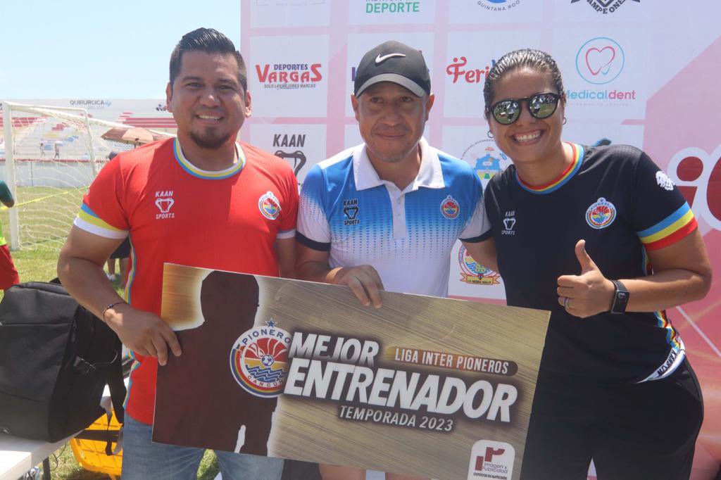 PionerosFC's tweet photo. ¡Emociones a tope en las Finales de nuestra Liga Interpioneros! 🤩🔥

Papás, familias, entrenadores… todos unidos con un mismo objetivo: fútbol 🐍

Te compartimos la galería del fin de semana. ¿A quién ves? ¡Comparte! 

#SomosPioneros #PionerosFC https://t.co/TiWMsCqA9a