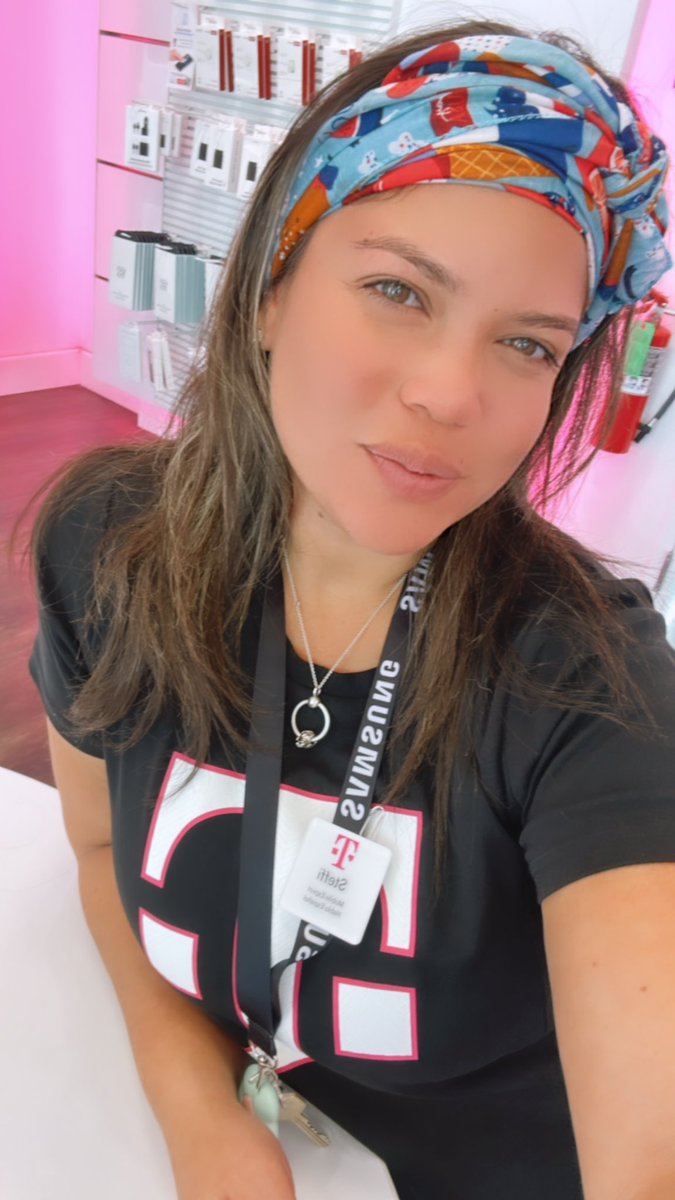 SteffiCarrascal's tweet image. At your service 🇺🇸 

Happy 4th 💥 

#HolidaysatTmobile