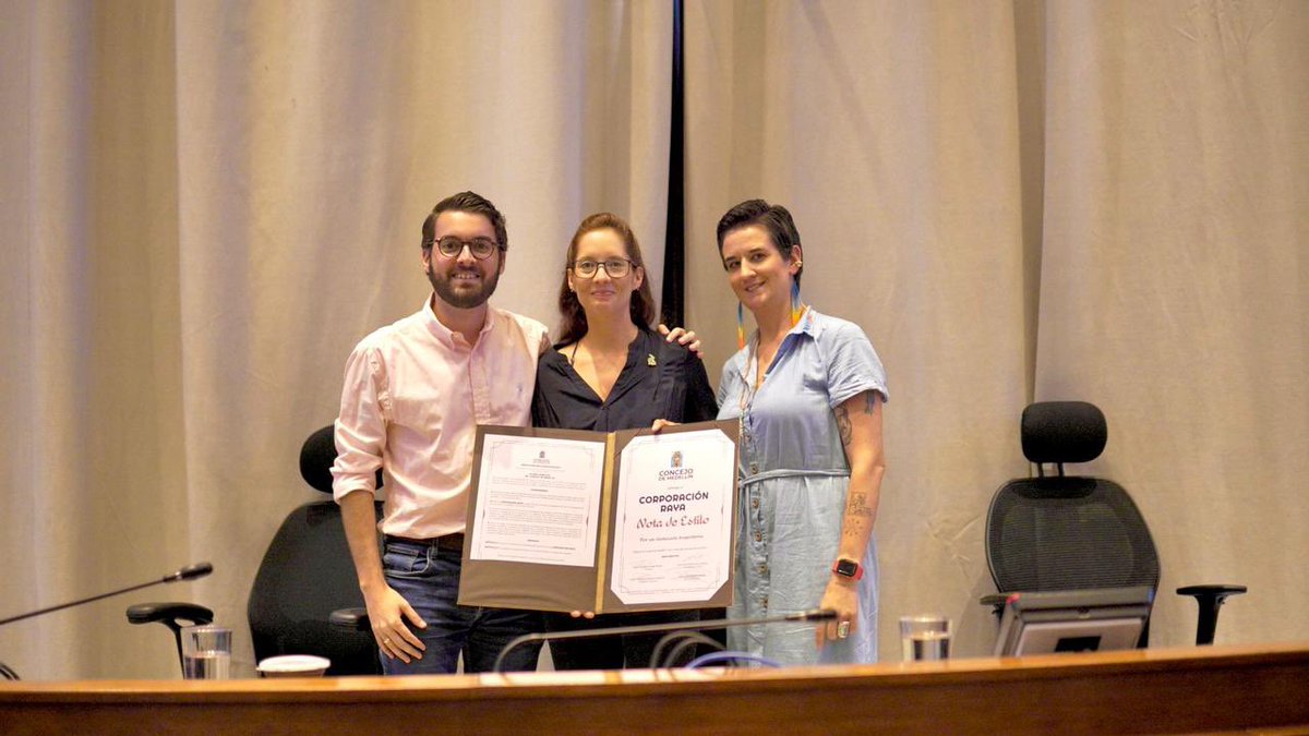 danielduquev's tweet photo. 👏🏻 Hoy desde el Concejo de Medellín le otorgamos el reconocimiento a @somosraya por sus 20 años de labor con los animales en la ciudad y otras zonas del país.

🫶🏻 ¡Merecida mención luego de tantos años de trabajo! https://t.co/2OAAXQ32JW