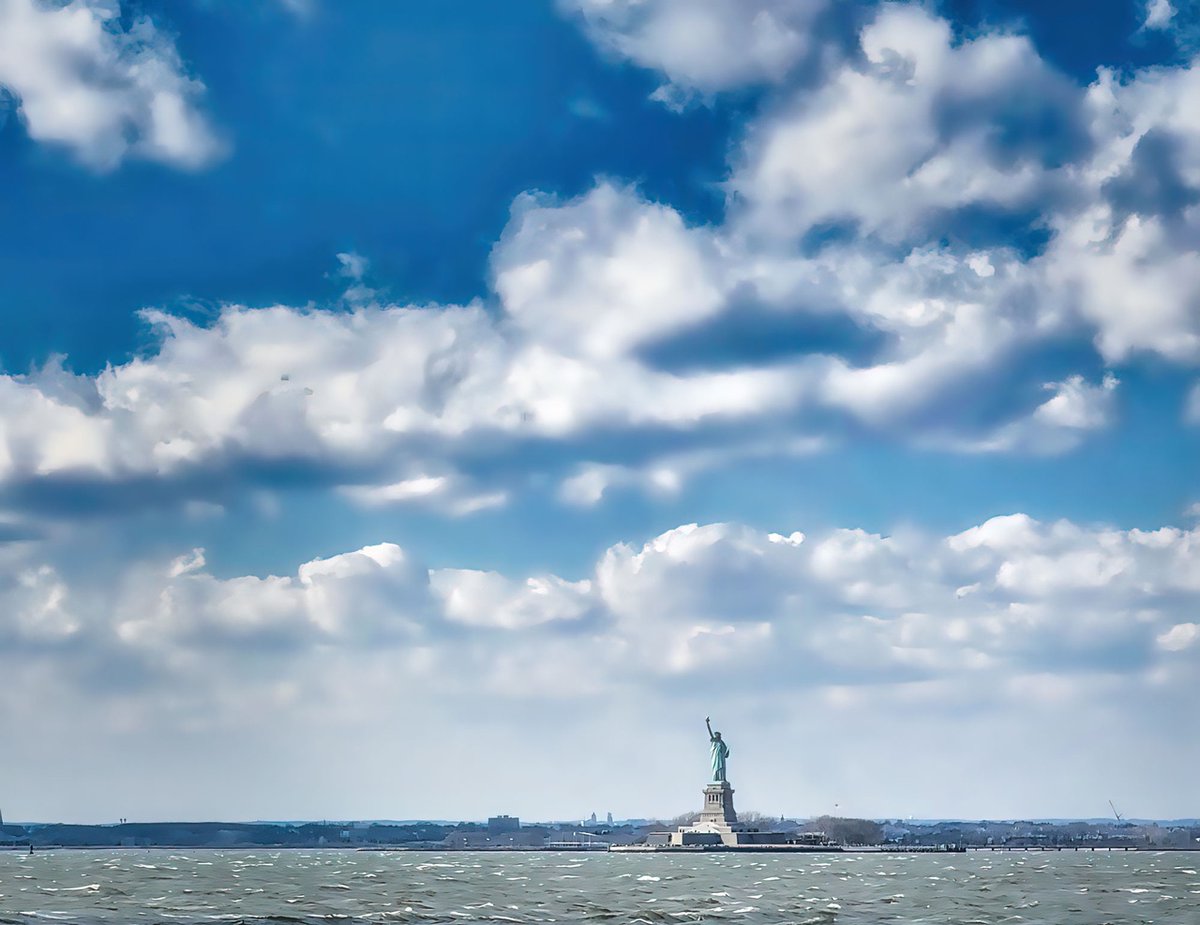 Cheers! A toast celebrating this 4th of July... Be safe, be kind. distillery209.com/find #gin #gintonic