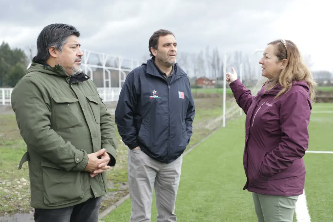 MindepBiobio's tweet photo. Para analizar opciones de apoyo a diversas iniciativas comunales, seremi @andreasaldaa16 y DR (s) Leonardo Baño se reunieron en Mulchén con alcalde Jorge Rivas y equipo municipal.
Apuesta es mejorar infraestructura deportiva comunal para potenciar desarrollo de disciplinas. https://t.co/l5DXxJ1w7t