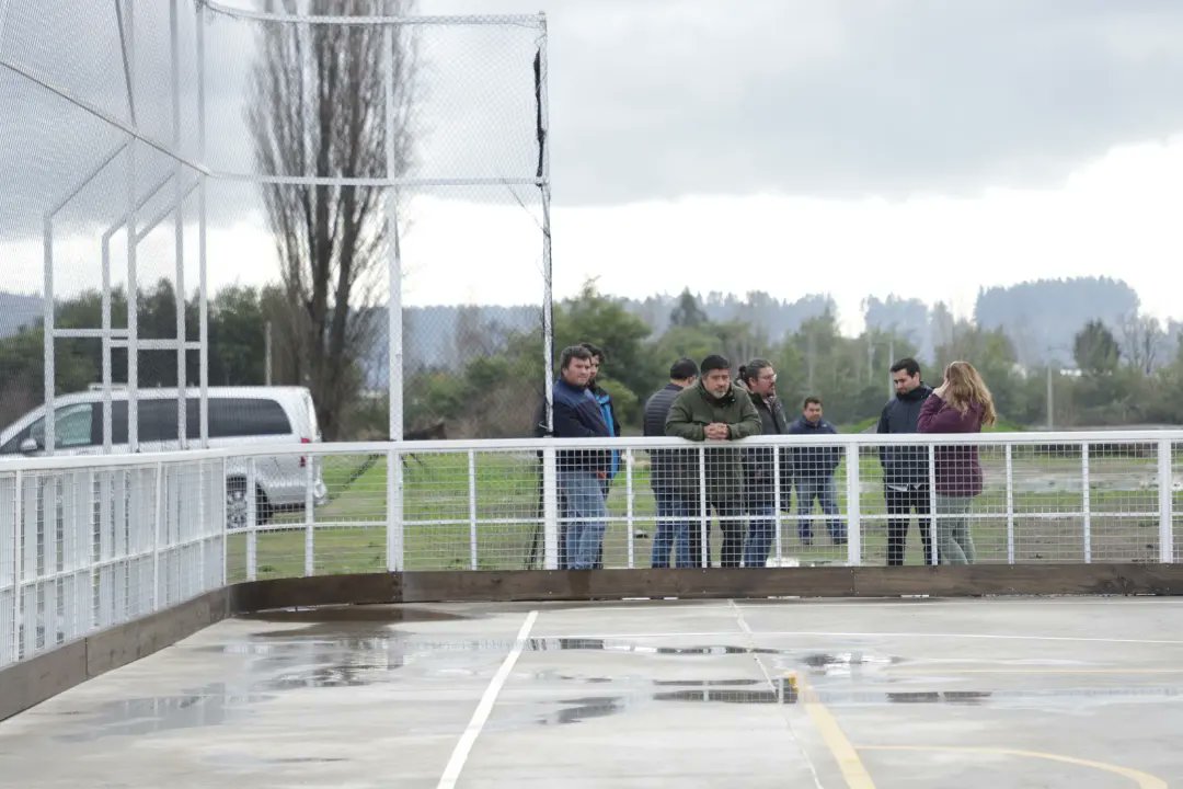 MindepBiobio's tweet photo. Para analizar opciones de apoyo a diversas iniciativas comunales, seremi @andreasaldaa16 y DR (s) Leonardo Baño se reunieron en Mulchén con alcalde Jorge Rivas y equipo municipal.
Apuesta es mejorar infraestructura deportiva comunal para potenciar desarrollo de disciplinas. https://t.co/l5DXxJ1w7t