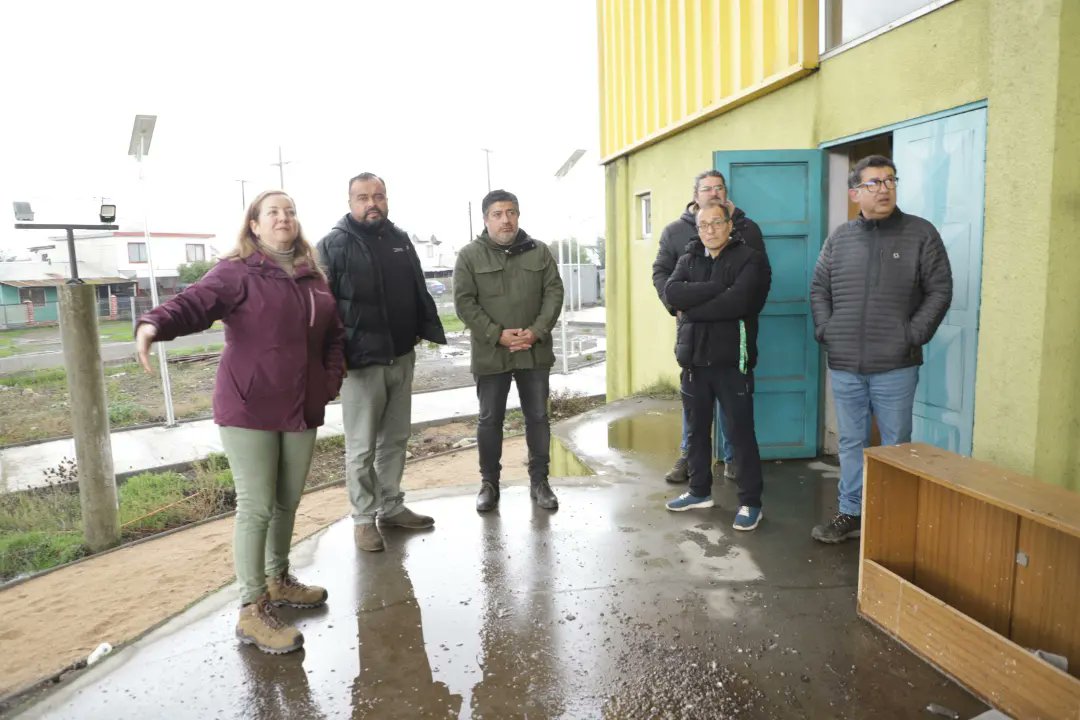 MindepBiobio's tweet photo. Para analizar opciones de apoyo a diversas iniciativas comunales, seremi @andreasaldaa16 y DR (s) Leonardo Baño se reunieron en Mulchén con alcalde Jorge Rivas y equipo municipal.
Apuesta es mejorar infraestructura deportiva comunal para potenciar desarrollo de disciplinas. https://t.co/l5DXxJ1w7t