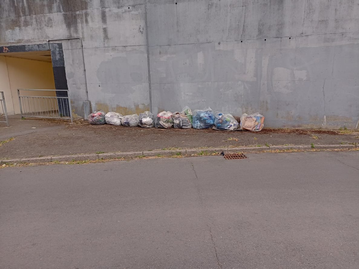keepharrowtidy's tweet photo. so here is a few I collected earlier & what it looks like after I done it, bin included. I mean who #flytips a bin.
#KeepHarrowTidy #headstone #headstonenorth #litterpicking #litter #plasticwaste #keepbritaintidy #Harrow #flytipping #rubbish https://t.co/DkI5LERUNe
