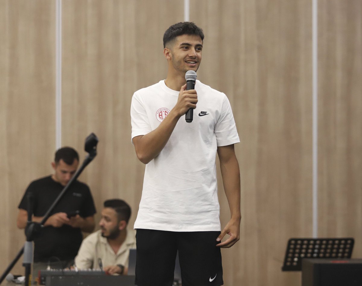 Antalyaspor's tweet photo. 🎶 Burdur kampının ilk gecesinde kareoke eşliğinde “Çaylaklar Gecesi”

🧿 Yolunuz açık olsun çocuklar! 

#FraportTAVAntalyaspor
#HerŞeyAntalyasporİçin https://t.co/m22sqmewaI