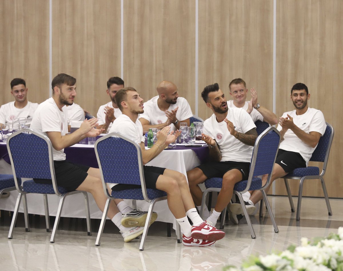 🎶 Burdur kampının ilk gecesinde kareoke eşliğinde “Çaylaklar Gecesi”

🧿 Yolunuz açık olsun çocuklar! 

#FraportTAVAntalyaspor
#HerŞeyAntalyasporİçin