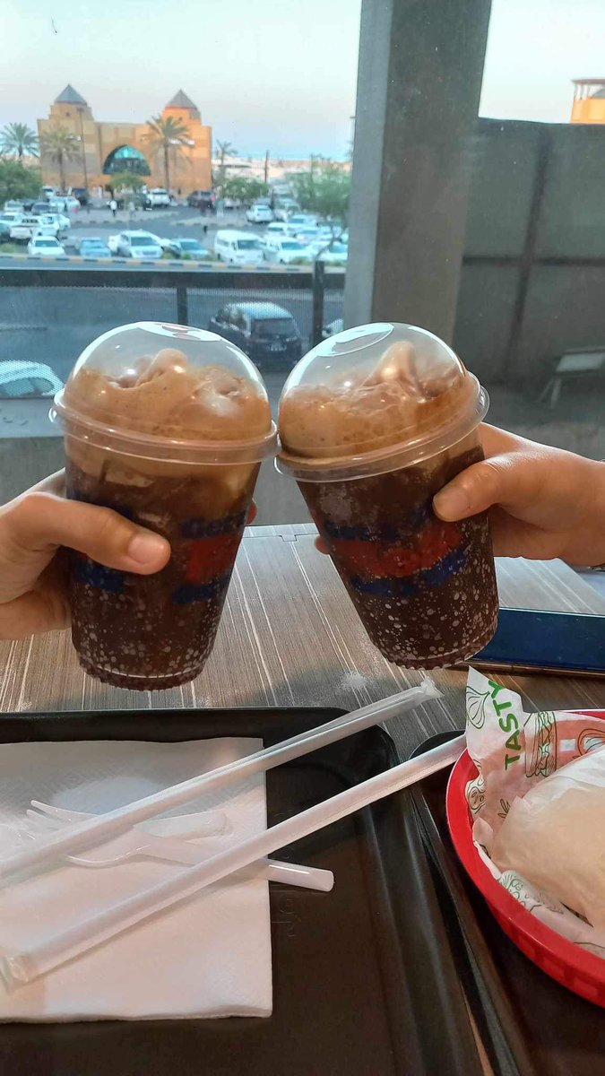 AmyNuesca's tweet photo. #FriendshipGoals #Frienddate #signature #Foodies https://t.co/enB8CQRp4o