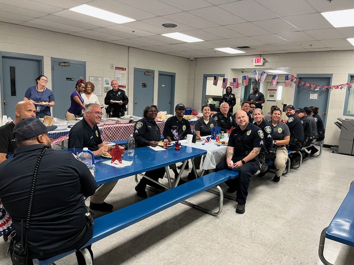 TJD_1908's tweet photo. Kicking off the 4th of July with some of Vegas’ BEST Correction Officers and Staff!!!❤️🤍💙
#4thofJuly #DPSfamily #DPSstrong #BCTMLB https://t.co/rWf0OU0V6O
