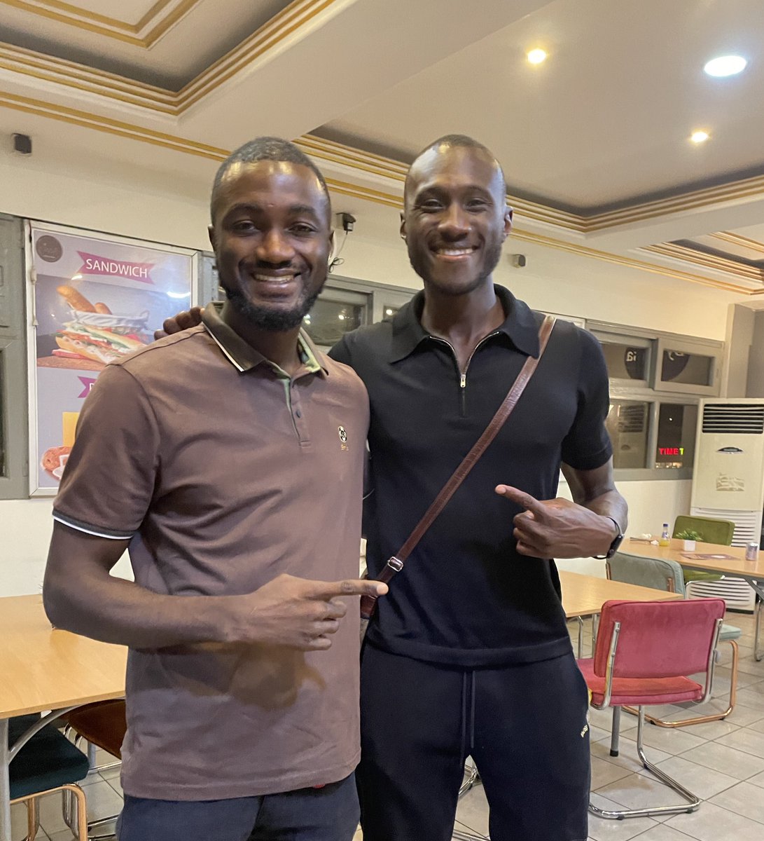 Bem_so_Dam_so's tweet photo. Très sympa et humble , c’était un plaisir de poser avec toi et de se dire deux ou trois mots 🤝🏾😍@JossGuilavogui https://t.co/Ke1DlEtGFm