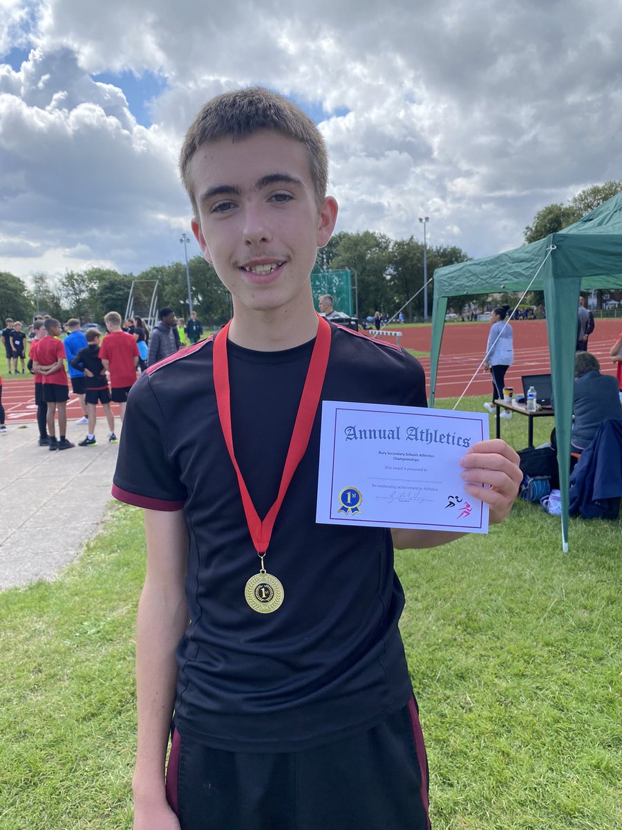 A great atmosphere down at the track today, an awesome 1500m run from Ed 🏃🏻‍♂️🥇👏 and Bury Champions <a href="/woodheyhigh/">Woodhey High School 💛 🌈</a> 🎉🏆
