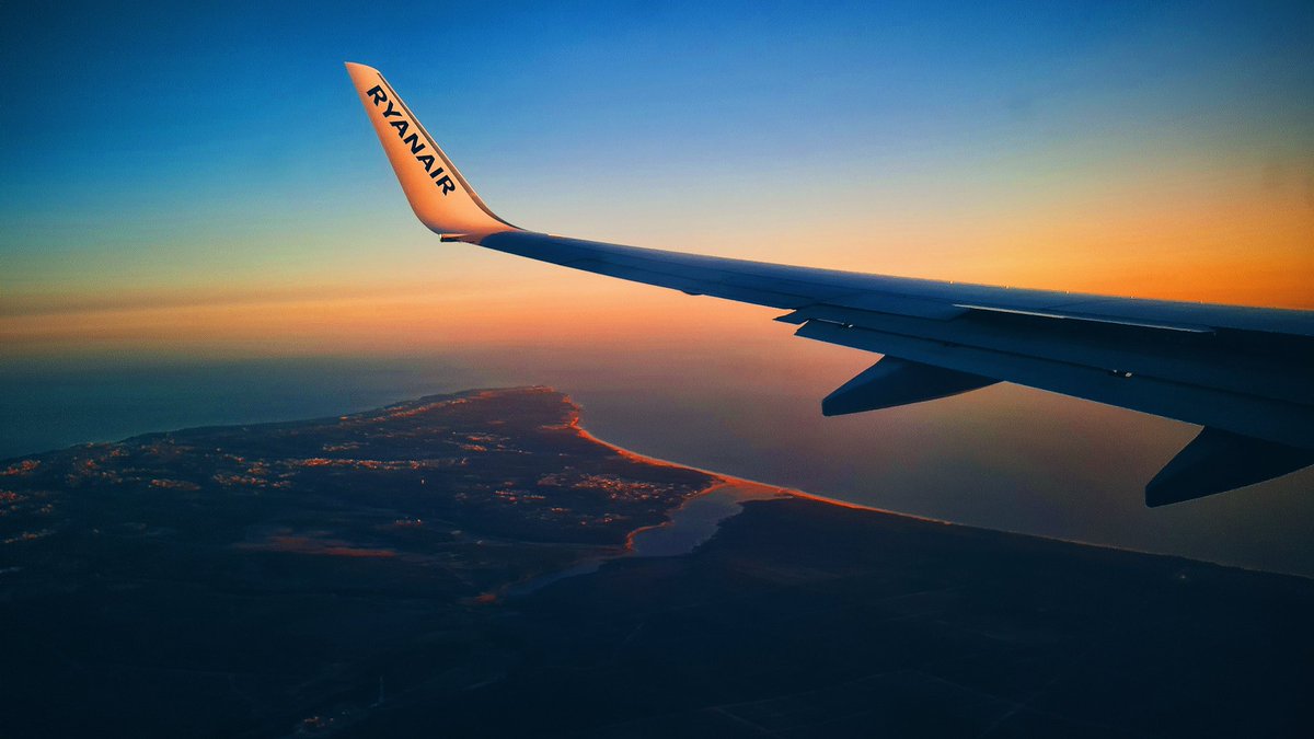Finally landing in Portugal for the 1st time. The view and sunset from the airplane were insane. Can't wait to see more here in Lisbon and then on Porto 🖤
.
#SummerTrip #PornSky #Lisbon #Lisboa #TuesdayVibes #Ryanair