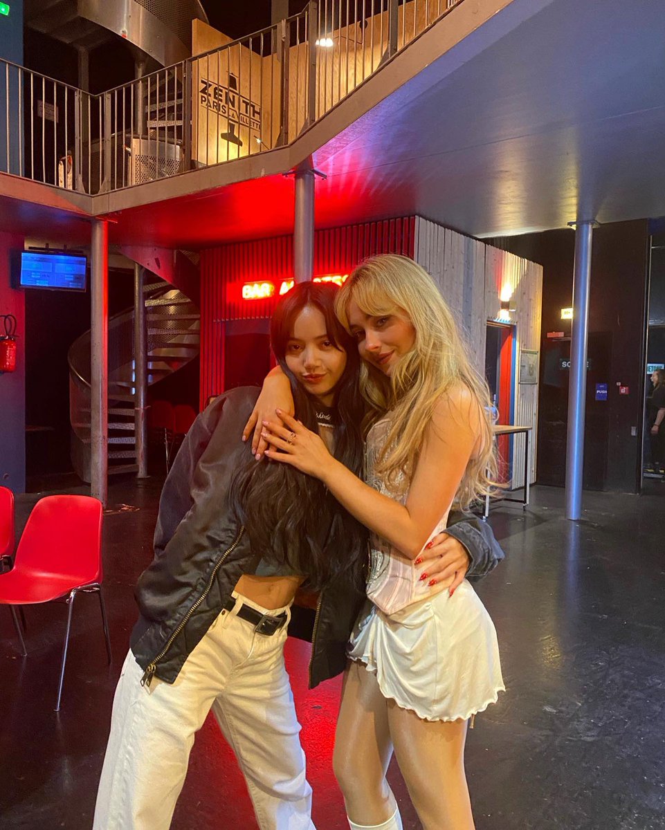 jenniesrenes's tweet photo. lisa &amp; sabrina! https://t.co/dzzeyHDZpH