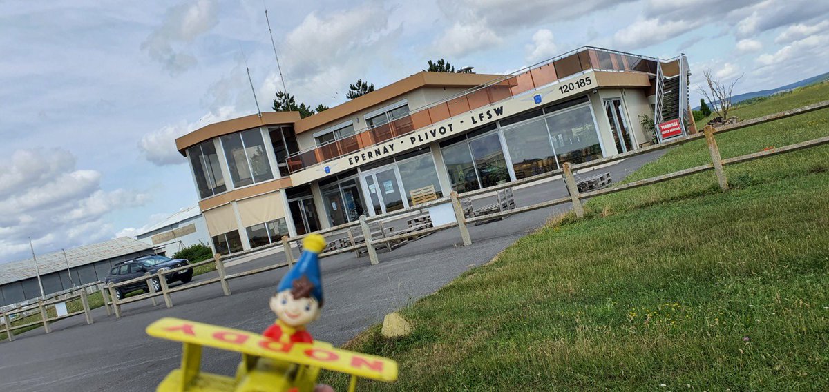 GeoffreyCoan's tweet image. Flew our #microlights into Epernay in the champagne region.

Avenue de #Champagne, home to Moet Chandon and lots of other major producers.  Prices way outside my league