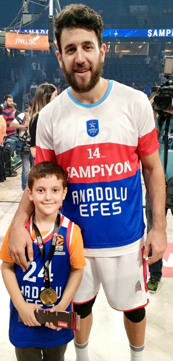 Beklediğimiz ve kısmen kendimizi hazırladığımız bir vedaydı ama yine de insan üzülüyor.Euroleague, Micic'in unutulmaz anlarının olduğu video hazırlamış,ben de kendi unutulmaz anımla MVP'ye veda etmiş olayım.Bir daha bu yetenekte ve karakterde bir oyuncu izler miyiz emin değilim..