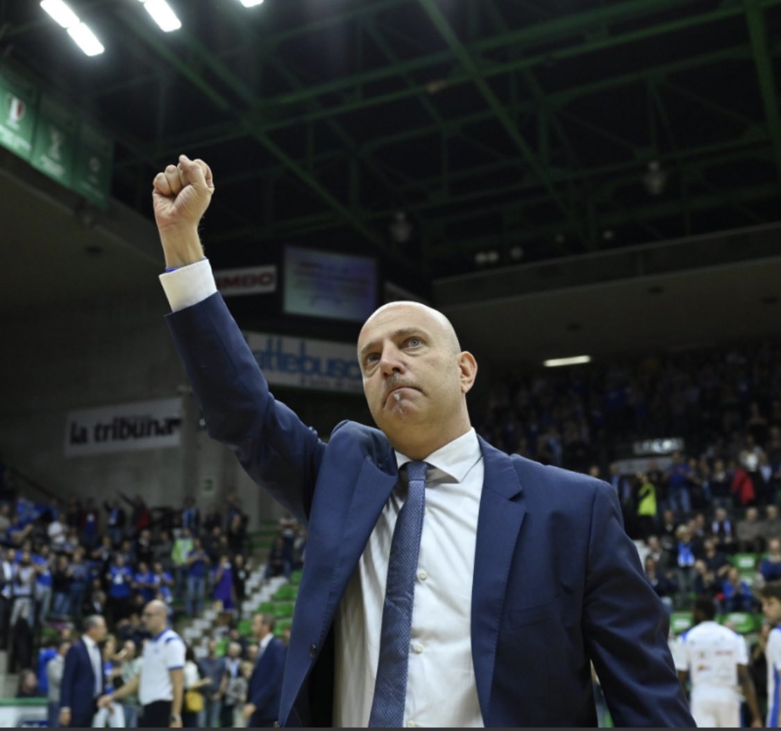 FrancescoPioppi's tweet photo. Coach Max #Menetti è vicino alla firma con lo #ŚlaskWroclaw club polacco 🇵🇱 di grande tradizione che parteciperà alla #EuroCup 
Il tecnico è in pole position nella “short list” per assumere l’incarico. 
In caso di accordo la #PallacanestroReggiana risparmierà un anno di ingaggio https://t.co/ptkqnf56cX
