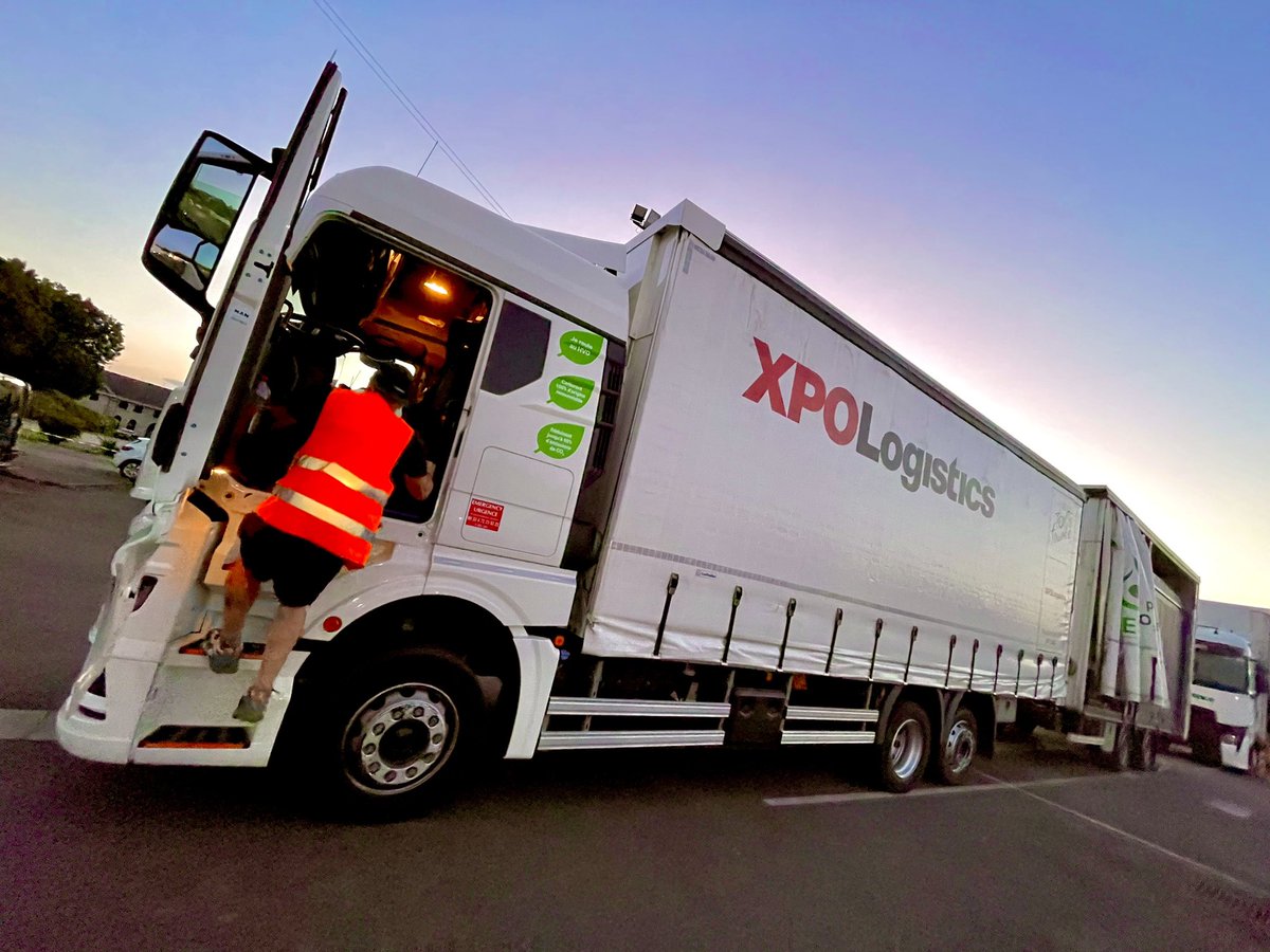 🟠 Pendant que vous allez 😴 dormir, les équipes logistiques du Tour accompagnées d’<a href="/XPOLogistics_Fr/">XPO en France</a> vont commencer le montage du village départ jusqu’à tard dans la nuit, afin que celui-ci soit opérationnel pour accueillir suiveurs et invités demain matin place de Verdun à Pau