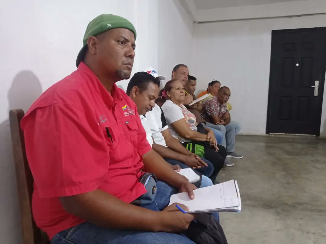 #AlDía•|| El Organizador del <a href="/PartidoPSUV/">PSUV</a> en Cojedes @johnpsuv  sostuvo reunión de trabajo con los jefes y jefas de UBCH del municipio Tinaco, para conocer el avance en la tarea política orientada 🚩🚩

#PuebloConscienteYMovilizado  

<a href="/NicolasMaduro/">Nicolás Maduro</a> <a href="/dcabellor/">Diosdado Cabello R</a> <a href="/pinfantea/">Pedro Infante A.</a>