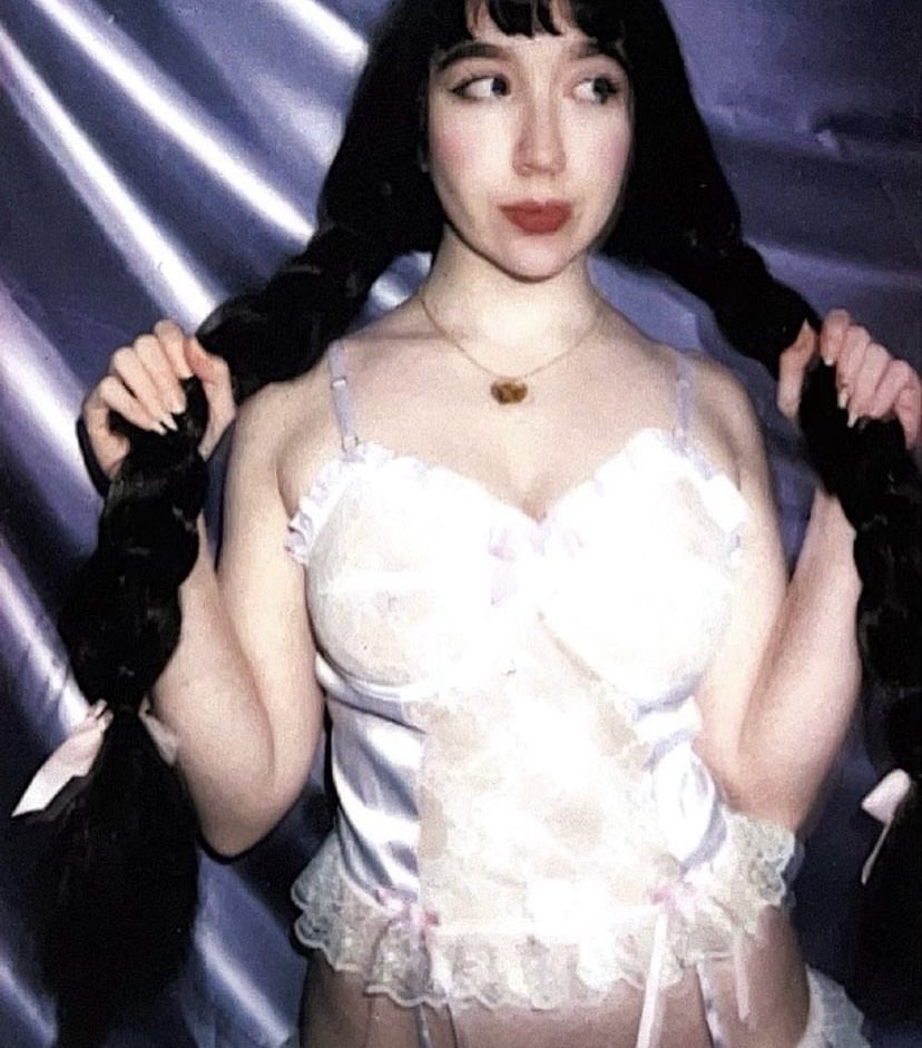 mattsoiree's tweet photo. 7 – Elita
Gênero: Dark pop
Instagram: @/elitamusic
Músicas para conhecer: Mentally not here; She bangs like a fairy on acid https://t.co/7KSFwisprN