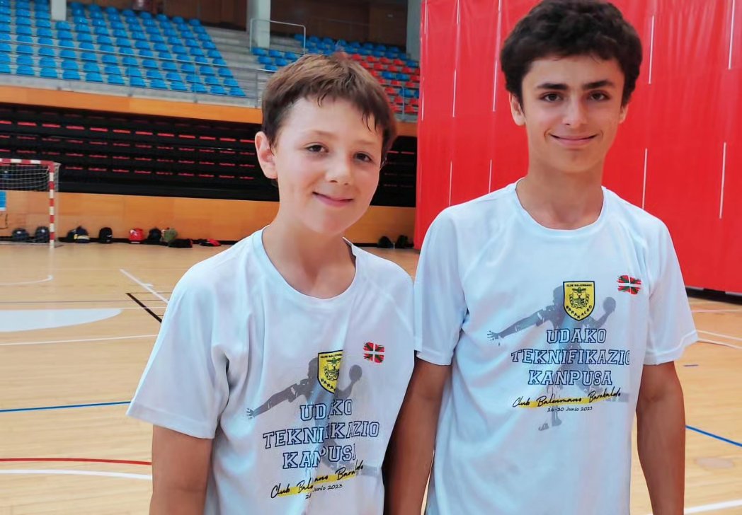 CBBarakaldo's tweet photo. En el último campus de Tecnificación de la temporada 22/23 hemos tenido jugadores/as de diferentes clubs de la @fvbm

Eskerrik asko denoi etortzeagatik 

@EEF_FVascaBM 

#campustecnificacionverano2023 https://t.co/y8hKtNCvC2