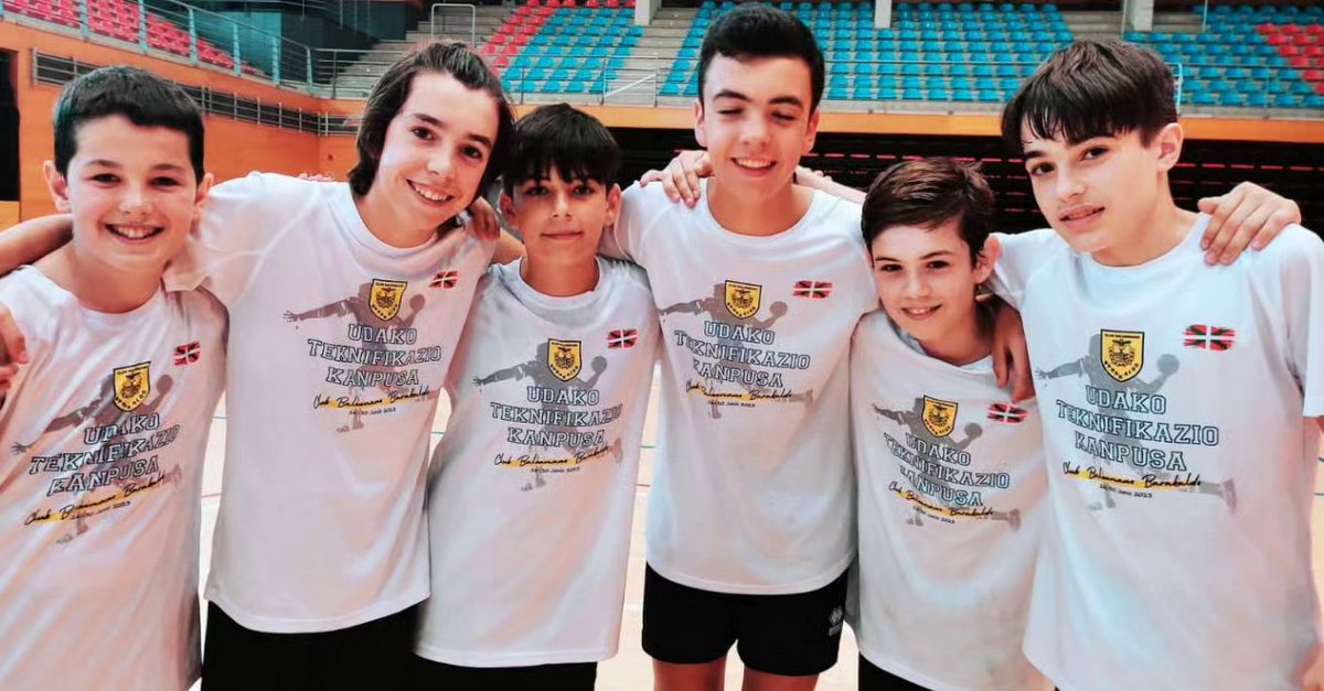 CBBarakaldo's tweet photo. En el último campus de Tecnificación de la temporada 22/23 hemos tenido jugadores/as de diferentes clubs de la @fvbm

Eskerrik asko denoi etortzeagatik 

@EEF_FVascaBM 

#campustecnificacionverano2023 https://t.co/y8hKtNCvC2