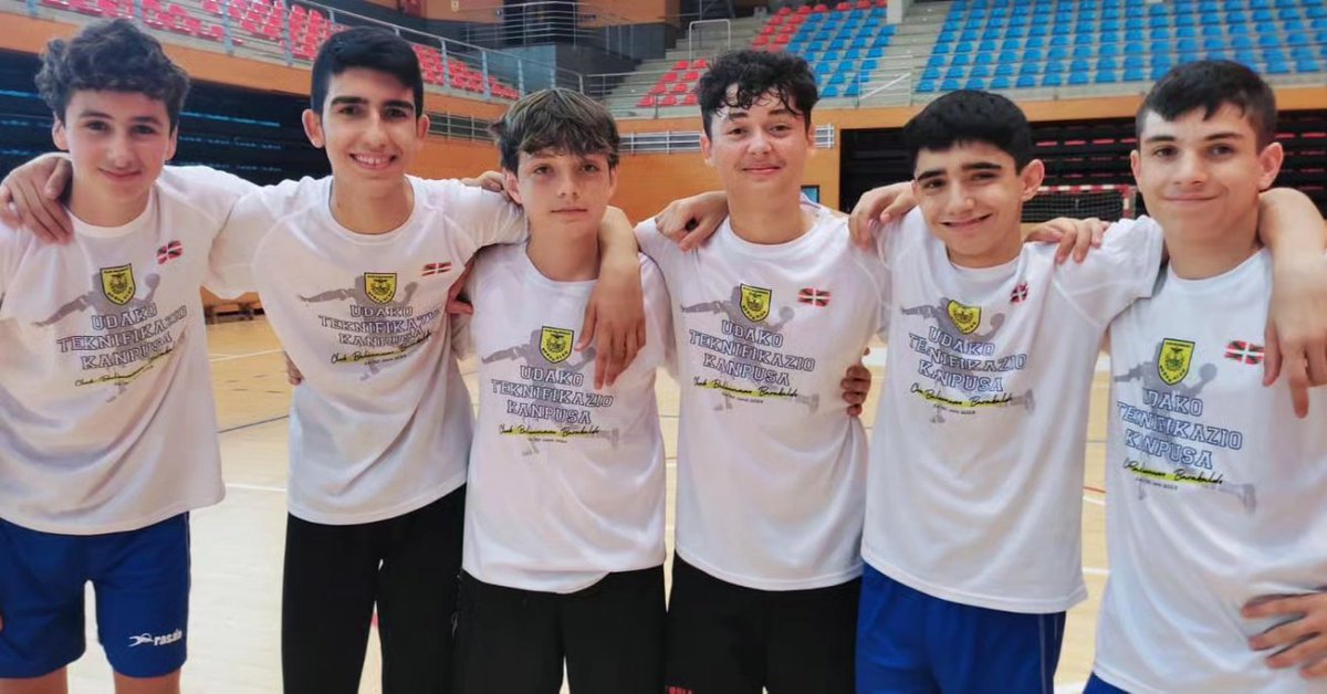 CBBarakaldo's tweet photo. En el último campus de Tecnificación de la temporada 22/23 hemos tenido jugadores/as de diferentes clubs de la @fvbm

Eskerrik asko denoi etortzeagatik 

@EEF_FVascaBM 

#campustecnificacionverano2023 https://t.co/y8hKtNCvC2