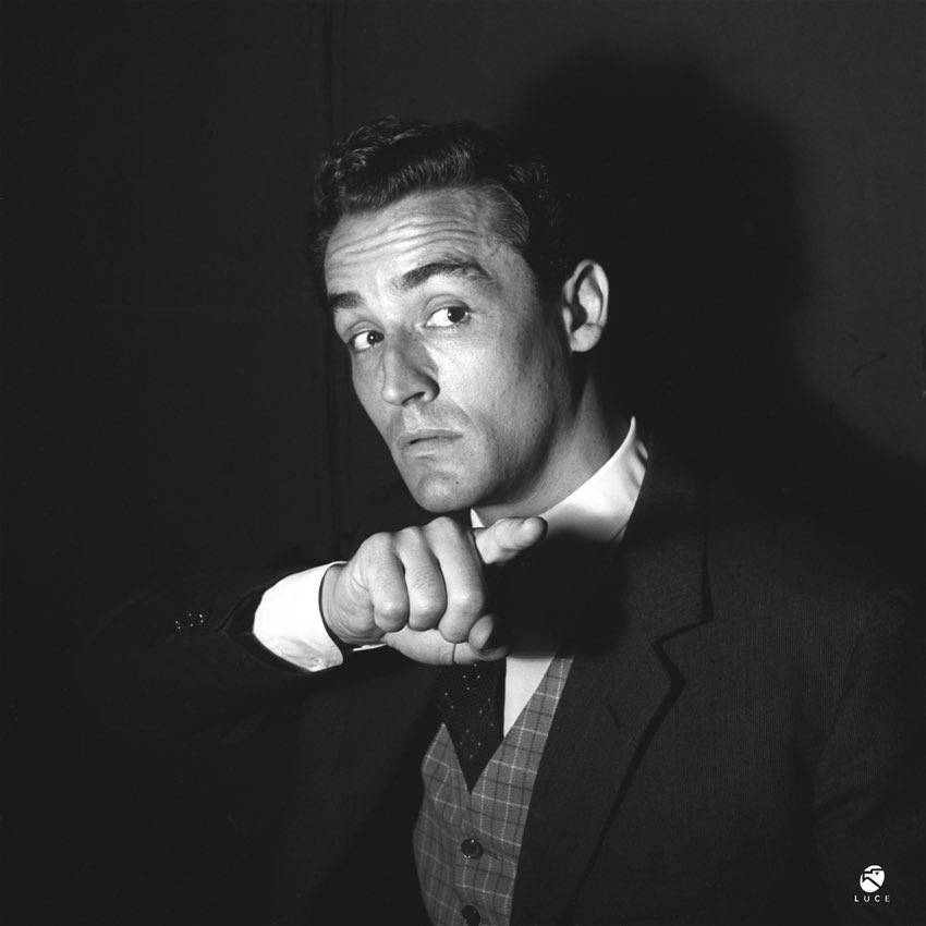 “In una stanza di tre muri tengo il pubblico con me sull’orlo di un abisso oscuro, col mio track e con i miei tick” Vittorio Gassman, prove di “Rebecca” 📷 Istituto Luce (Teatro Quirino di Roma, 1946)