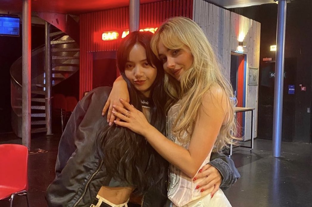 hourly lisa tweet media