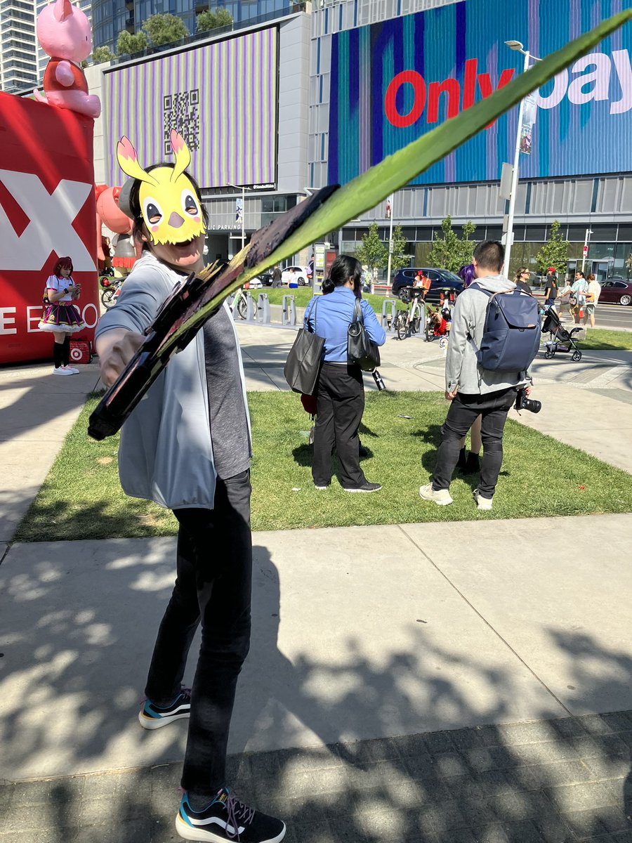 play_pso2's tweet photo. Thanks to all who’ve come to see us at Anime Expo!! 💫✨

Check out this cosplay prop Gunblade from Ship 1 ARKS Defender celegdess! 💚

We still have free item codes &amp; Rappy Masks, so come see us at the @SEGA booth! https://t.co/5Y8QiD04PQ