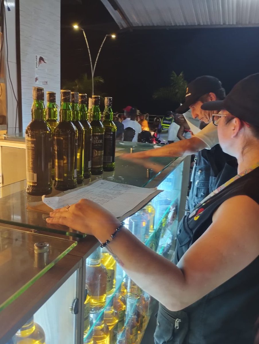 gobnarino's tweet image. Nuestro Grupo Operativo de la Subsecretaría de Rentas, con el apoyo de @FNDCol, realizó operativos de control en establecimientos comerciales y de diversión nocturna en #Tumaco logrando hacer importantes aprehensiones de licor adulterado e ilegal.
#TodosContraElContrabando