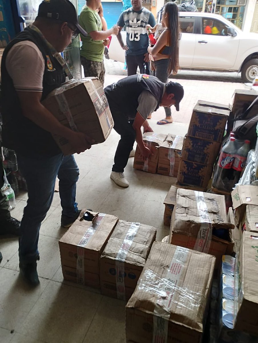 gobnarino's tweet image. Nuestro Grupo Operativo de la Subsecretaría de Rentas, con el apoyo de @FNDCol, realizó operativos de control en establecimientos comerciales y de diversión nocturna en #Tumaco logrando hacer importantes aprehensiones de licor adulterado e ilegal.
#TodosContraElContrabando