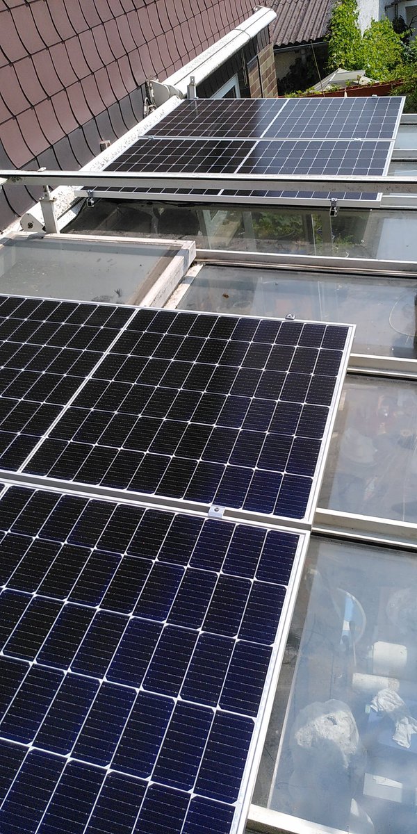 Sehr aufgeheizter #Wintergarten wurde hier zum neuen #Energiekraftwerk.
Schutz von direkter Sonneneinstrahlung durch gut durchlüftete #pvmodule
#energiewendetäter