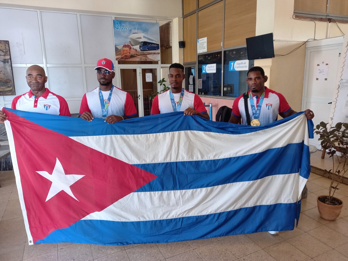 En la #IslaDeLaJuventud se reciben a 4 de los  atletas participantes en los Juegos Centroamericanos
 Bienvenidos nuestros CAMPEONES  #SentirPinero #Cuba