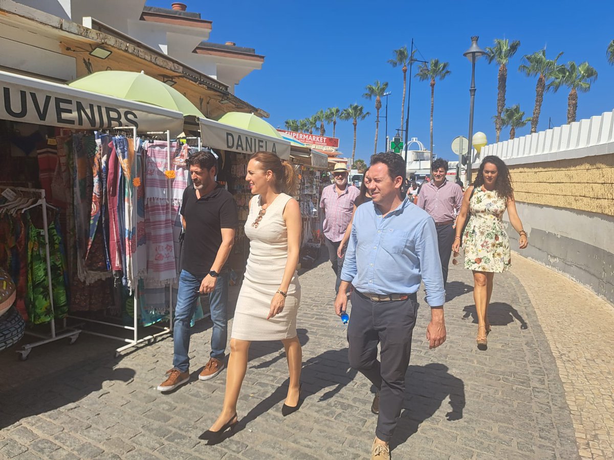 vox_malaga's tweet photo. Tarde a pie de calle para conocer de cerca a los comercios y autónomos de Torremolinos.

🟢@_patricia_rueda "La España que madruga harta de trabas, impuestos y promesas incumplidas.

#DecideLoQueImporta https://t.co/ZrgHUYg3aM