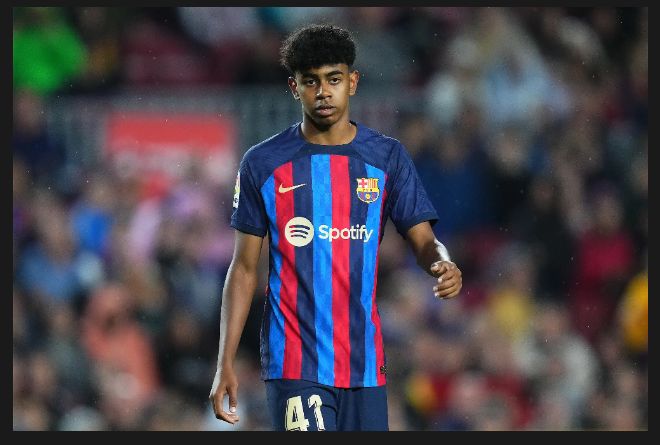 MahamAbdoul's tweet photo. Il fume Ardoise Bouler matin midi et soir 😂😂 https://t.co/wFctKnK1xU
