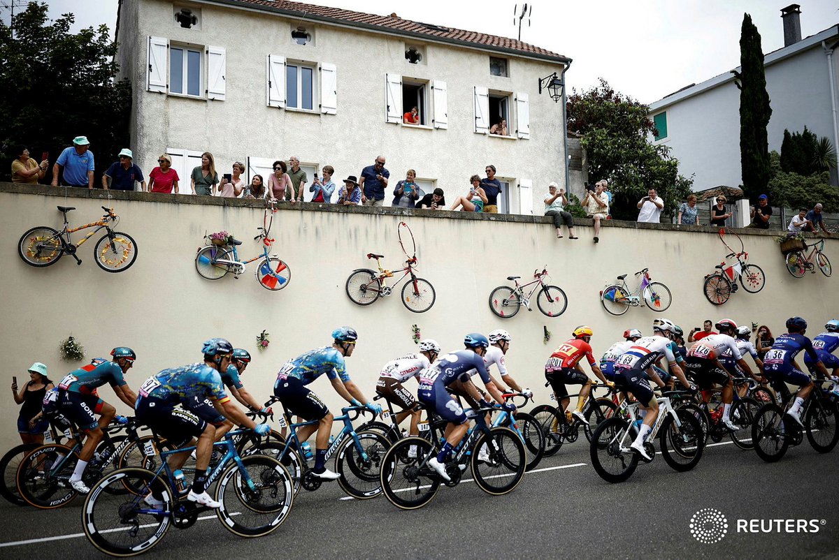 sandra_auger's tweet photo. Cycling - Tour de France - Stage 4 - Dax to Nogaro - France - July 4, 2023. #reuters #TourDeFrance2023 #TDF2023 @reuterspictures 📸@benoit_tessier @stephanemahe https://t.co/Lbw9JDFEcV