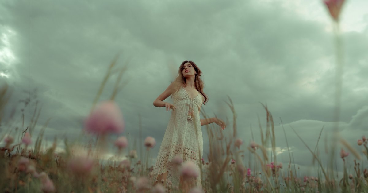yungphilcom's tweet photo. The moment I tried to explore the delicate elegance of flowers in captivating photography.
Model: @helenaristanov from @montagemodels
.
.
.
#candidportrait #candidstreetphotography #candidpic #candidshots #candidcatches #friendsinstreets
#portraitphotography https://t.co/j5p0RnclTs