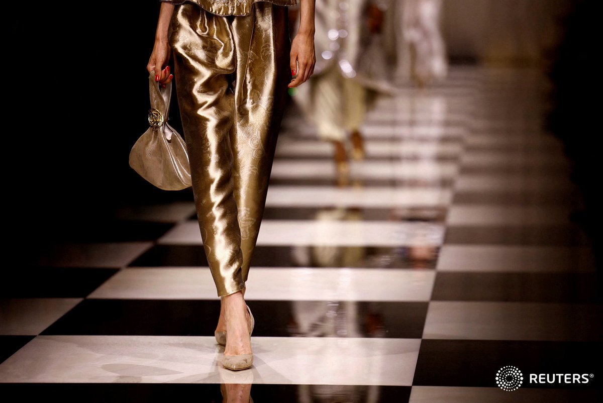 sandra_auger's tweet photo. Italian designer Giorgio Armani presents his Haute Couture Fall/Winter 2023-2024 collection show for fashion house Giorgio Armani Prive in Paris, July 4, 2023. #reuters #giorgioarmani #hautecouture #GeorgioArmaniPrive #parisfashion @reuterspictures 📸@SarahMeyss https://t.co/t94chaRndz